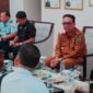 Bupati Natuna Cen Sui Lan dan Wakil Bupati Jarmin bersama Menteri KKP Sakti Wahyu Trenggono di Bandara Ranai. Foto: INIKEPRI.COM/NatunaKab 