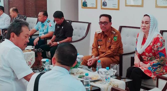 Bupati Natuna Cen Sui Lan dan Wakil Bupati Jarmin bersama Menteri KKP Sakti Wahyu Trenggono di Bandara Ranai. Foto: INIKEPRI.COM/NatunaKab 