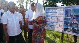 Menteri Kelautan dan Perikanan Republik Indonesia, Sakti Wahyu Trenggono, didampingi Bupati Natuna Cen Sui Lan melakukan peninjauan calon lokasi pembangunan sarana dan prasarana perikanan hibah Pemerintah Jepang melalui Japan International Cooperation Agency (JICA), Senin (26/8/2025) sore. Foto: INIKEPRI.COM/NatunaKab 