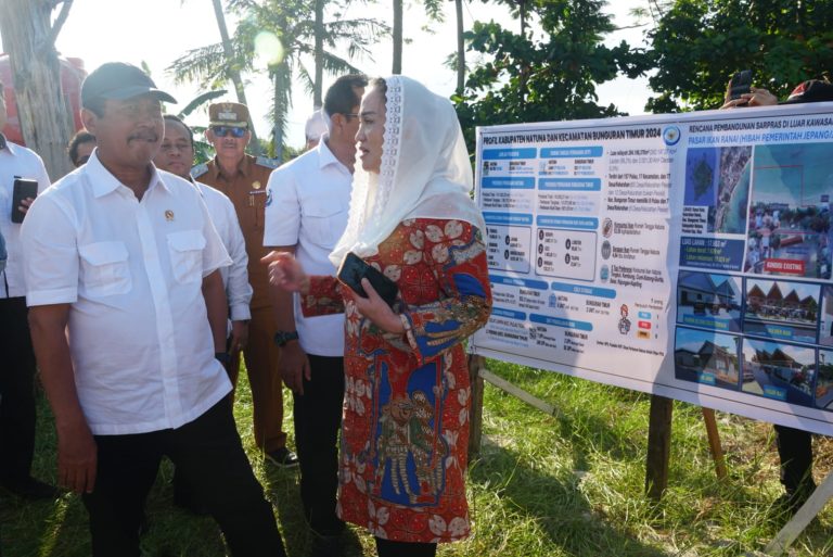 Menteri Kelautan dan Perikanan Republik Indonesia, Sakti Wahyu Trenggono, didampingi Bupati Natuna Cen Sui Lan melakukan peninjauan calon lokasi pembangunan sarana dan prasarana perikanan hibah Pemerintah Jepang melalui Japan International Cooperation Agency (JICA), Senin (26/8/2025) sore. Foto: INIKEPRI.COM/NatunaKab