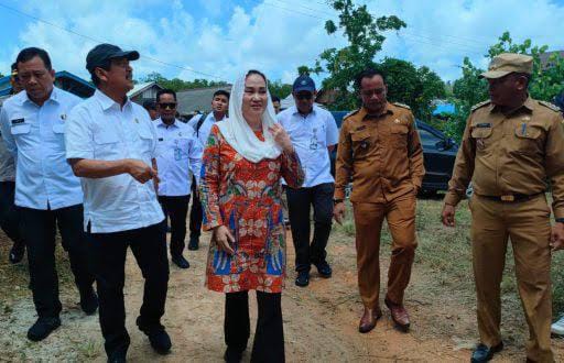 Bupati Natuna Cen Sui Lan saat mendampingi kunjungan Menteri KKP Sakti Wahyu Trenggono. Foto: INIKEPRI.COM/NatunaKab 