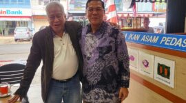 Momen hangat: Raja Mustakim (kanan) dan Datok Rida K Liamsi (kiri) berfoto bersama usai bersilaturahmi di Restoran Juju Batam. Pertemuan ini menghidupkan kembali kenangan saat keduanya meniti karier di dunia pers pada akhir 1980-an. Foto: INIKEPRI.COM
