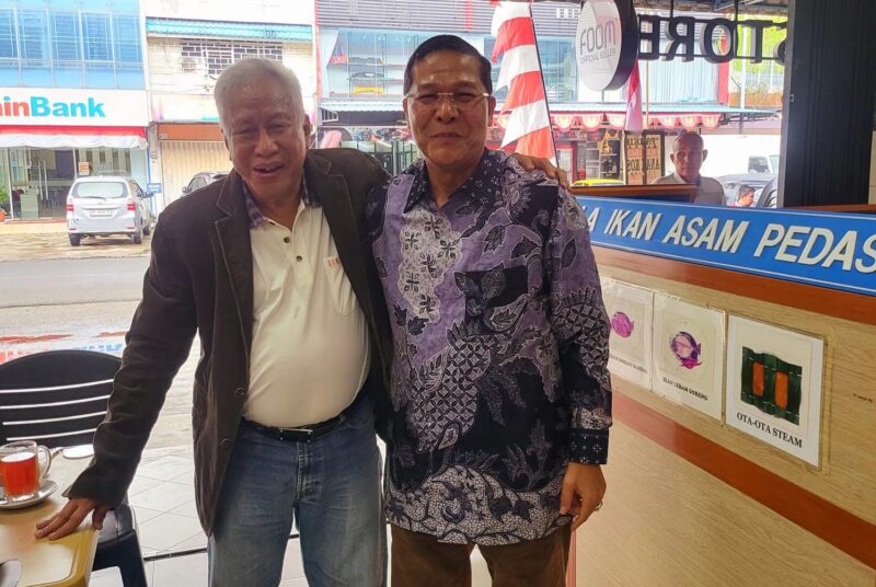 Momen hangat: Raja Mustakim (kanan) dan Datok Rida K Liamsi (kiri) berfoto bersama usai bersilaturahmi di Restoran Juju Batam. Pertemuan ini menghidupkan kembali kenangan saat keduanya meniti karier di dunia pers pada akhir 1980-an. Foto: INIKEPRI.COM
