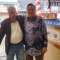 Momen hangat: Raja Mustakim (kanan) dan Datok Rida K Liamsi (kiri) berfoto bersama usai bersilaturahmi di Restoran Juju Batam. Pertemuan ini menghidupkan kembali kenangan saat keduanya meniti karier di dunia pers pada akhir 1980-an. Foto: INIKEPRI.COM
