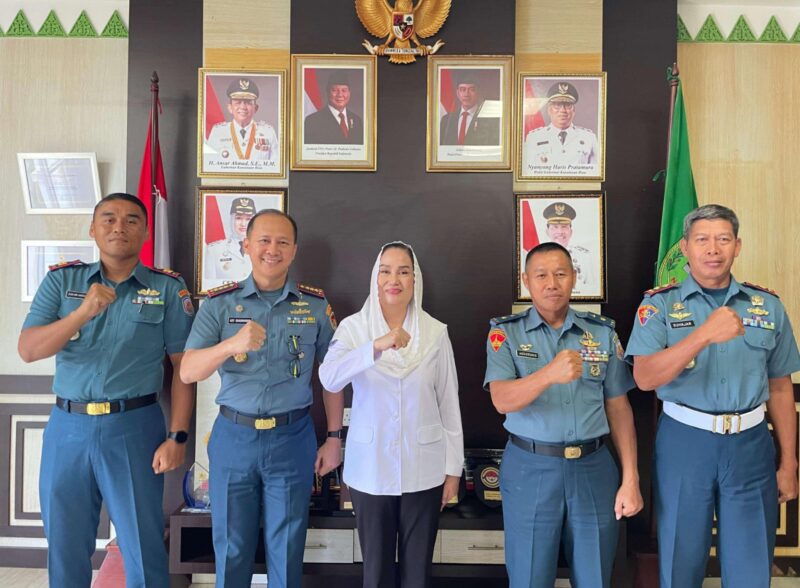 Komandan Pangkalan TNI AL (Lanal) Ranai, Kolonel Laut (P) Ady Dharmawan, S.IP., P.S.C., melakukan kunjungan kehormatan atau Courtesy Call (CC) ke Pemda Natuna yang diterima langsung oleh Bupati Cen Sui Lan. Foto: Istimewa 
