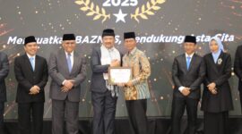 Kepala BP Batam sekaligus Walikota Batam, Amsakar Achmad menerima penghargaan dari Badan Amil Zakat Nasional (BAZNAS) RI dalam ajang BAZNAS Awards 2025 di Hotel Mercure Ancol, Jakarta, Kamis (28/8/2025). Foto: INIKEPRI.COM/BP Batam 