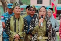 Bupati Natuna Cen Sui Lan saat membuka bazar UMKM dalam memeriahkan HUT RI ke-80. Foto: INIKEPRI.COM/NatunaKab 