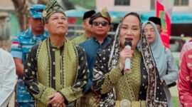 Bupati Natuna Cen Sui Lan saat membuka bazar UMKM dalam memeriahkan HUT RI ke-80. Foto: INIKEPRI.COM/NatunaKab 
