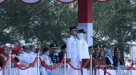 Bupati Natuna Cen Sui Lan memimpin upacara HUT RI ke-80 di Kabupaten Natuna. Foto: INIKEPRI.COM/Tangkapan Layar 