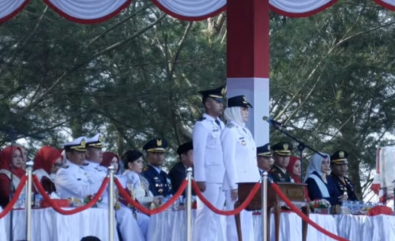 Bupati Natuna Cen Sui Lan memimpin upacara HUT RI ke-80 di Kabupaten Natuna. Foto: INIKEPRI.COM/Tangkapan Layar 