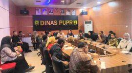 Dewan Perwakilan Rakyat Daerah (DPRD) Kabupaten Belitung melakukan kunjungan kerja dengan agenda konsultasi dan audiensi terkait reklamasi pesisir, bertempat di Ruang Rapat Utama Dinas Pekerjaan Umum dan Penataan Ruang (PUPR) Kota Tanjungpinang, Kamis (21/8/2025). Foto: INIKEPRI.COM