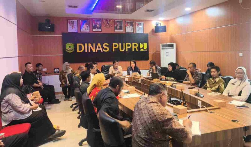 Dewan Perwakilan Rakyat Daerah (DPRD) Kabupaten Belitung melakukan kunjungan kerja dengan agenda konsultasi dan audiensi terkait reklamasi pesisir, bertempat di Ruang Rapat Utama Dinas Pekerjaan Umum dan Penataan Ruang (PUPR) Kota Tanjungpinang, Kamis (21/8/2025). Foto: INIKEPRI.COM
