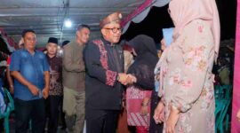 Wali Kota Tanjungpinang, Lis Darmansyah, kembali hadir di tengah masyarakat dalam acara Malam Puncak Hiburan dan Silaturahmi Warga RW 006 Pinang Kencana, Perumahan Bintan Permai, Jumat (29/8). Foto: INIKEPRI.COM