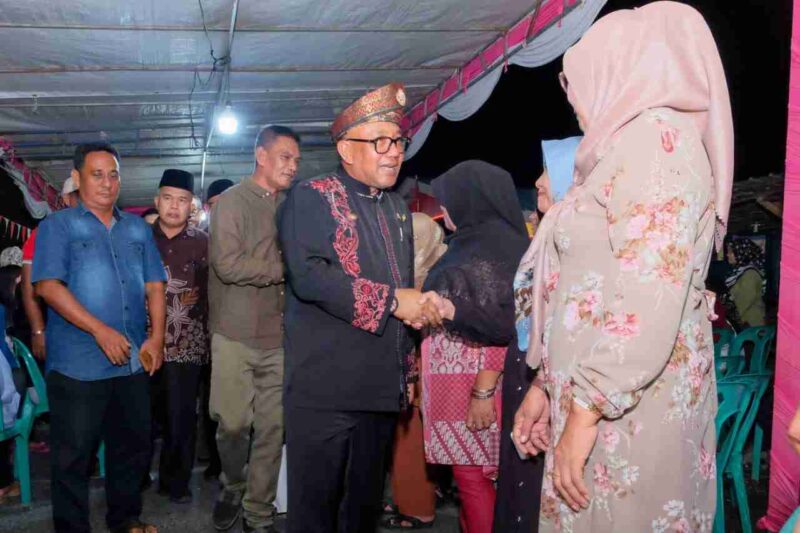 Wali Kota Tanjungpinang, Lis Darmansyah, kembali hadir di tengah masyarakat dalam acara Malam Puncak Hiburan dan Silaturahmi Warga RW 006 Pinang Kencana, Perumahan Bintan Permai, Jumat (29/8). Foto: INIKEPRI.COM