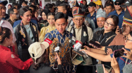 Wapres saat memberikan keterangan pers dengan media usai menghadiri Festival Pacu Jalur Tradisional Kabupaten Kuantan Singingi di Tepian Narosa, Teluk Kuantan, Riau, Rabu (20/8/2025). Foto: Biro Pers, Media, dan Informasi Sekretariat Wakil Presiden