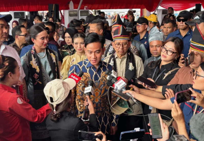 Wapres saat memberikan keterangan pers dengan media usai menghadiri Festival Pacu Jalur Tradisional Kabupaten Kuantan Singingi di Tepian Narosa, Teluk Kuantan, Riau, Rabu (20/8/2025). Foto: Biro Pers, Media, dan Informasi Sekretariat Wakil Presiden