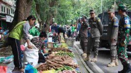 pedagang kaki lima (PKL) di sekitar kawasan pasar Bintan Center KM. IX. Foto: INIKEPRI.COM