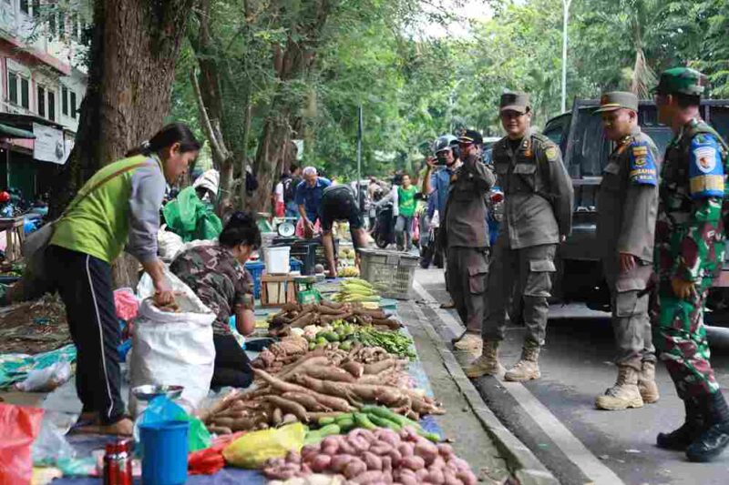 pedagang kaki lima (PKL) di sekitar kawasan pasar Bintan Center KM. IX. Foto: INIKEPRI.COM