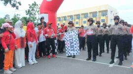 Wali Kota Tanjungpinang, Lis Darmansyah, melepas peserta Gerak Jalan Proklamasi 8 km kategori putri di Terminal Sei Carang, Minggu (24/8/2025). Foto: INIKEPRI.COM
