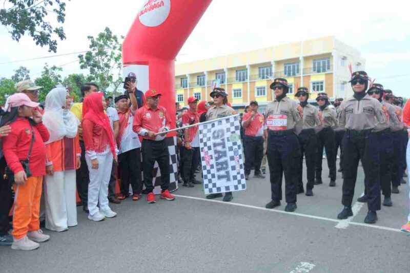 Wali Kota Tanjungpinang, Lis Darmansyah, melepas peserta Gerak Jalan Proklamasi 8 km kategori putri di Terminal Sei Carang, Minggu (24/8/2025). Foto: INIKEPRI.COM