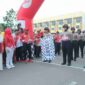 Wali Kota Tanjungpinang, Lis Darmansyah, melepas peserta Gerak Jalan Proklamasi 8 km kategori putri di Terminal Sei Carang, Minggu (24/8/2025). Foto: INIKEPRI.COM