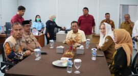 Bupati Natuna, Cen Sui Lan, mengantarkan langsung kepulangan Gubernur Kepulauan Riau, H. Ansar Ahmad, usai menuntaskan rangkaian kunjungan kerja (kunker) di Kabupaten Natuna. Pelepasan dilakukan di Bandara Raden Sadjad, Senin (11/8/2025). Foto: INIKEPRI.COM/NatunaKab 