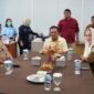 Bupati Natuna, Cen Sui Lan, mengantarkan langsung kepulangan Gubernur Kepulauan Riau, H. Ansar Ahmad, usai menuntaskan rangkaian kunjungan kerja (kunker) di Kabupaten Natuna. Pelepasan dilakukan di Bandara Raden Sadjad, Senin (11/8/2025). Foto: INIKEPRI.COM/NatunaKab 