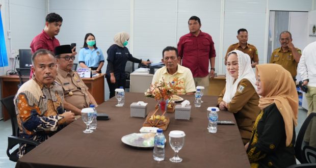 Bupati Natuna, Cen Sui Lan, mengantarkan langsung kepulangan Gubernur Kepulauan Riau, H. Ansar Ahmad, usai menuntaskan rangkaian kunjungan kerja (kunker) di Kabupaten Natuna. Pelepasan dilakukan di Bandara Raden Sadjad, Senin (11/8/2025). Foto: INIKEPRI.COM/NatunaKab 