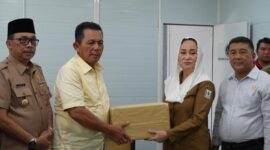 Gubernur Kepulauan Riau, H. Ansar Ahmad, menyerahkan peralatan uji cepat (Rapid Test Kit) kepada Bupati Natuna, Cen Sui Lan, dalam kegiatan di Dapur MBG Batu Hitam, Ranai, Senin (11/8/2025). Foto: INIKEPRI.COM/NatunaKab 