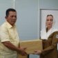 Gubernur Kepulauan Riau, H. Ansar Ahmad, menyerahkan peralatan uji cepat (Rapid Test Kit) kepada Bupati Natuna, Cen Sui Lan, dalam kegiatan di Dapur MBG Batu Hitam, Ranai, Senin (11/8/2025). Foto: INIKEPRI.COM/NatunaKab 