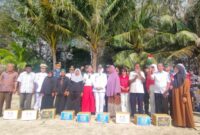 Bupati Natuna Cen Sui Lan dan Forkopimda berfoto bersama masyarakat penerima bantuan sembako dalam rangka HUT RI ke-80. Foto: INIKEPRI.COM/NatunaKab 