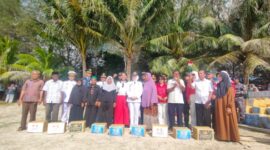 Bupati Natuna Cen Sui Lan dan Forkopimda berfoto bersama masyarakat penerima bantuan sembako dalam rangka HUT RI ke-80. Foto: INIKEPRI.COM/NatunaKab 