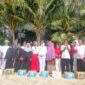 Bupati Natuna Cen Sui Lan dan Forkopimda berfoto bersama masyarakat penerima bantuan sembako dalam rangka HUT RI ke-80. Foto: INIKEPRI.COM/NatunaKab 