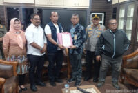 Plt Sekda Kota Batam Firmansyah menerima perwakilan buruh. Foto: koranperdjoengan.com