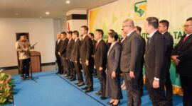 Sebanyak 22 orang pengurus Asosiasi Distributor Barang Pokok (ADIBAPOK) Kota Tanjungpinang periode 2025-2028 resmi dilantik Wali Kota Tanjungpinang, Lis Darmansyah di Grand Ballroom CK Hotel, Kamis (28/08/2025). Foto: INIKEPRI.COM