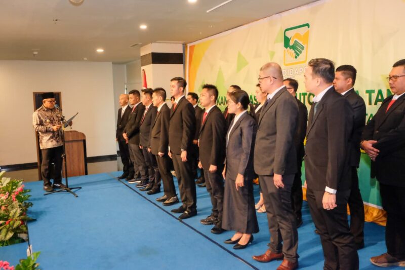Sebanyak 22 orang pengurus Asosiasi Distributor Barang Pokok (ADIBAPOK) Kota Tanjungpinang periode 2025-2028 resmi dilantik Wali Kota Tanjungpinang, Lis Darmansyah di Grand Ballroom CK Hotel, Kamis (28/08/2025). Foto: INIKEPRI.COM
