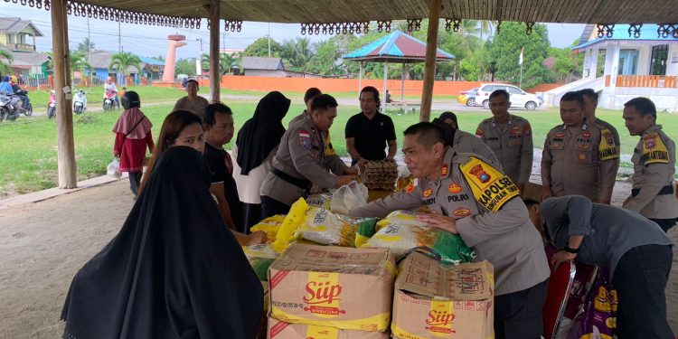 Kepolisian Resor Natuna melalui Polsek Bunguran Timur dan Polsek Bunguran Barat kembali menunjukkan kepeduliannya terhadap masyarakat dengan menggelar Gerakan Pangan Murah di beberapa titik wilayah, Sabtu (30/8/2025). Foto: INIKEPRI.COM
