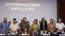 Menteri Koordinator Bidang Perekonomian Airlangga Hartarto (ketiga kiri) bersama (dari kiri) Menteri Investasi dan Hilirisasi/Kepala Badan Koordinasi Penanaman Modal (BKPM) Rosan Perkasa Roeslani, Menteri PPN/Kepala Bappenas Rachmat Pambudy, Menteri Keuangan Sri Mulyani Indrawati, Menteri Pariwisata Widiyanti Putri Wardhana, Menteri Perdagangan Budi Santoso, dan Kepala Badan Gizi Nasional Dadan Hindayana sebelum mengikuti konferensi pers pertumbuhan ekonomi kuartal II-2025 di Kantor Kemenko Perekonomian, Jakarta, Selasa (5/8/2025). Menteri Koordinator Bidang Perekonomian mengatakan ekonomi Indonesia tumbuh sebesar 5,12 persen pada kuartal II-2025 secara tahunan (year on year). Foto: ANTARA FOTO/Dhemas Reviyanto/YU