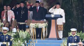 Presiden Prabowo Subianto (kanan) bersama Presiden ke-6 RI Susilo Bambang Yudhoyono (tengah) dan Presiden ke-7 RI Joko Widodo memberi hormat dalam Upacara Peringatan Detik-Detik Proklamasi Kemerdekaan ke-80 RI di Halaman Istana Merdeka, Jakarta, Minggu (17/8/2025). Peringatan HUT ke-80 RI bertemakan Bersatu, Berdaulat, Rakyat Sejahtera, Indonesia Maju. Foto: ANTARA FOTO/Galih Pradipta/wpa