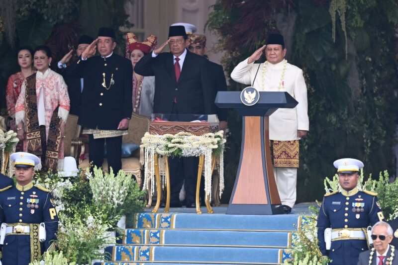 Presiden Prabowo Subianto (kanan) bersama Presiden ke-6 RI Susilo Bambang Yudhoyono (tengah) dan Presiden ke-7 RI Joko Widodo memberi hormat dalam Upacara Peringatan Detik-Detik Proklamasi Kemerdekaan ke-80 RI di Halaman Istana Merdeka, Jakarta, Minggu (17/8/2025). Peringatan HUT ke-80 RI bertemakan Bersatu, Berdaulat, Rakyat Sejahtera, Indonesia Maju. Foto: ANTARA FOTO/Galih Pradipta/wpa