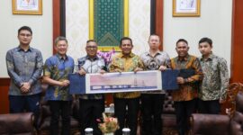 Gubernur Kepri Ansar Ahmad bersama Wagub Nyanyang Haris Pratamura bersama delegasi China Road and Bridge Corporation (CRBC) di Gedung Daerahz Tanjungpinang, Rabu (27/8/2025). Foto: INIKEPRI.COM/KepriProv 