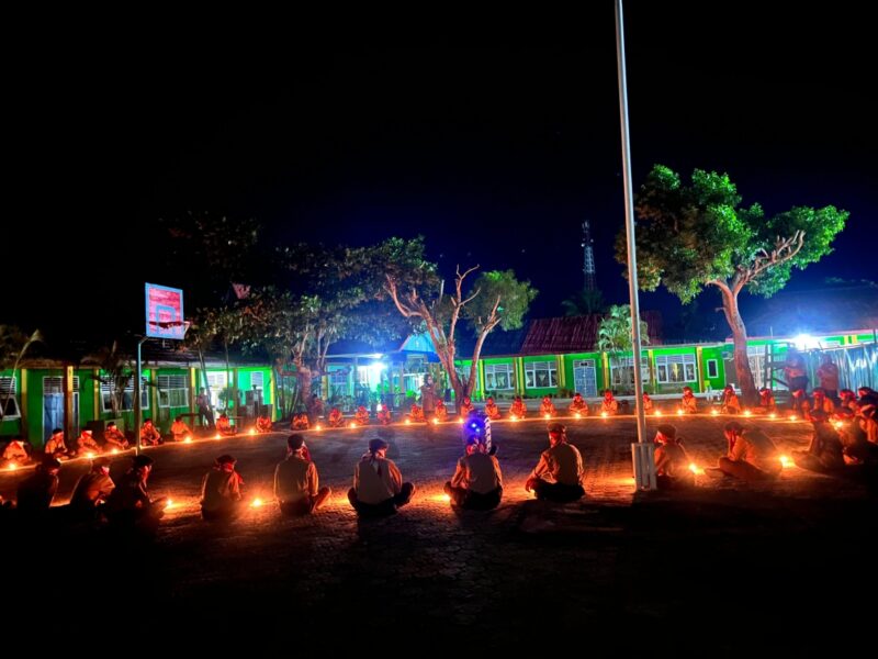 Gugus Depan (Gudep) MAN 1 Natuna menggelar kegiatan malam renungan di halaman sekolah, Rabu (13/8/2025). Foto: INIKEPRI.COM
