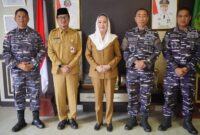 Bupati Natuna, Cen Sui Lan (tengah), berfoto bersama Komandan Gugus Tempur Laut (Danguspurla) Koarmada I, Laksamana Pertama TNI Nurlan (kedua dari kanan) beserta jajaran TNI AL, usai audiensi strategis di ruang kerja Bupati Natuna, Senin (4/8/2025). Pertemuan tersebut membahas sinergi pertahanan dan pembangunan maritim di wilayah perbatasan. Turut mendampingi, pejabat Pemerintah Kabupaten Natuna. Foto: INIKEPRI.COM/Prokopim Natuna