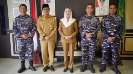 Bupati Natuna, Cen Sui Lan (tengah), berfoto bersama Komandan Gugus Tempur Laut (Danguspurla) Koarmada I, Laksamana Pertama TNI Nurlan (kedua dari kanan) beserta jajaran TNI AL, usai audiensi strategis di ruang kerja Bupati Natuna, Senin (4/8/2025). Pertemuan tersebut membahas sinergi pertahanan dan pembangunan maritim di wilayah perbatasan. Turut mendampingi, pejabat Pemerintah Kabupaten Natuna. Foto: INIKEPRI.COM/Prokopim Natuna