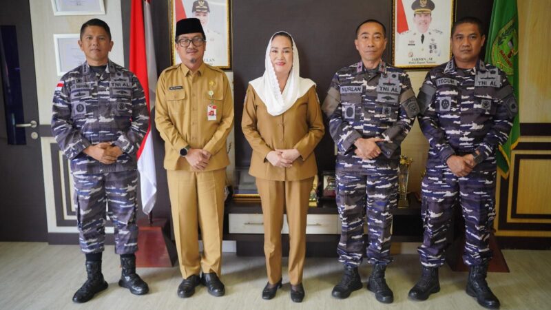 Bupati Natuna, Cen Sui Lan (tengah), berfoto bersama Komandan Gugus Tempur Laut (Danguspurla) Koarmada I, Laksamana Pertama TNI Nurlan (kedua dari kanan) beserta jajaran TNI AL, usai audiensi strategis di ruang kerja Bupati Natuna, Senin (4/8/2025). Pertemuan tersebut membahas sinergi pertahanan dan pembangunan maritim di wilayah perbatasan. Turut mendampingi, pejabat Pemerintah Kabupaten Natuna. Foto: INIKEPRI.COM/Prokopim Natuna