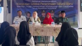 Bupati Natuna, Cen Sui Lan, meninjau langsung pelaksanaan seleksi penerimaan Taruna Sekolah Tinggi Meteorologi Klimatologi dan Geofisika (STMKG) Tahun Akademik 2025/2026 di SMAN 01 Bunguran Timur, Kamis (21/8/2025). Foto: INIKEPRI.COM/NatunaKab
