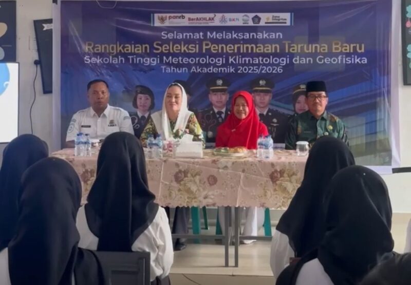 Bupati Natuna, Cen Sui Lan, meninjau langsung pelaksanaan seleksi penerimaan Taruna Sekolah Tinggi Meteorologi Klimatologi dan Geofisika (STMKG) Tahun Akademik 2025/2026 di SMAN 01 Bunguran Timur, Kamis (21/8/2025). Foto: INIKEPRI.COM/NatunaKab
