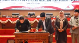 Gubernur Kepri Ansar Ahmad bersama Ketua DPRD Iman Sutiawan menandatangani berita acara persetujuan ditetapkannya Perubahan APBD Kepri Tahun Anggaran 2025 menjadi Peraturan Daerah, Senin (25/8/2025). Foto: Humas DPRD Kepri 