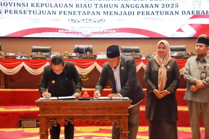Gubernur Kepri Ansar Ahmad bersama Ketua DPRD Iman Sutiawan menandatangani berita acara persetujuan ditetapkannya Perubahan APBD Kepri Tahun Anggaran 2025 menjadi Peraturan Daerah, Senin (25/8/2025). Foto: Humas DPRD Kepri 
