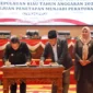 Gubernur Kepri Ansar Ahmad bersama Ketua DPRD Iman Sutiawan menandatangani berita acara persetujuan ditetapkannya Perubahan APBD Kepri Tahun Anggaran 2025 menjadi Peraturan Daerah, Senin (25/8/2025). Foto: Humas DPRD Kepri 